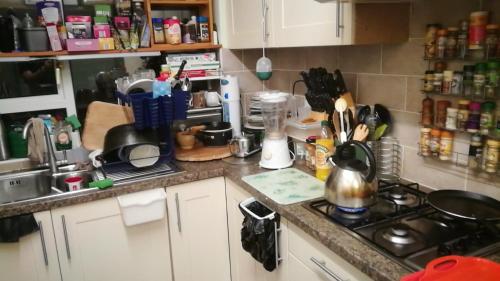 Kitchen o kitchenette sa 3 Mins from shops - Sleeps up to 3 - Free WiFi, Parking - Great for Walkers - Relaxing stay for Contractors - Families - Relocators