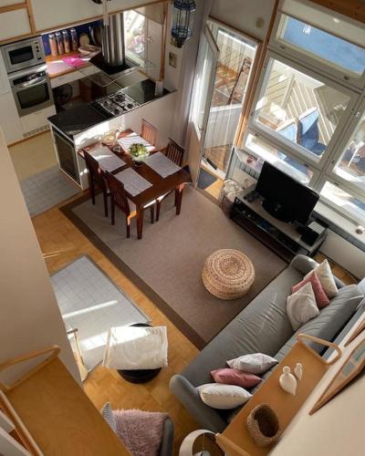 sala de estar con sofá, mesa y cocina en Tahkontilhi en Kuopio