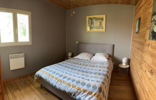 Barbaggio的住宿－maison 5 personnes au calme avec jardin et piscine，一间卧室设有一张床和一个窗口