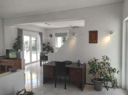 a living room with a table and a dining room at Ferienvilla Sea Breeze mit Kamin und Meerblick in Kastellákia
