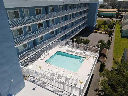 vista sul tetto di un edificio con piscina di Luxury Penthouse Apartment with Private Elevator a Ocean City