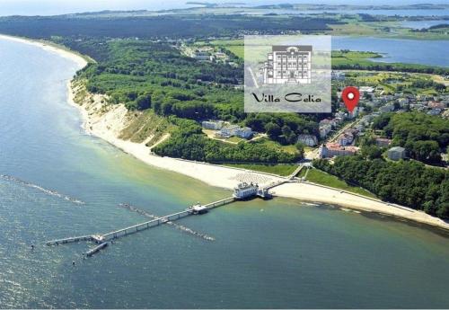 een luchtzicht op een strand met een rode markering bij Ferienwohnung 2 für bis zu sechs Personen in Ostseebad Sellin