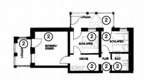 een zwart-witte plattegrond van een huis bij Ferienwohnung 2 für bis zu sechs Personen in Ostseebad Sellin