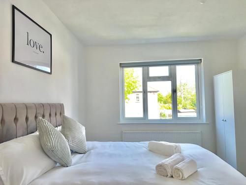 Llit o llits en una habitació de Long-Term Comfort - Modern 3BR Retreat with Free Parking & WiFi