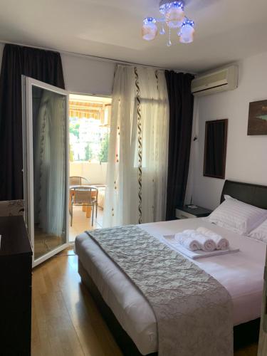 מיטה או מיטות בחדר ב-Apartman Budva Centar