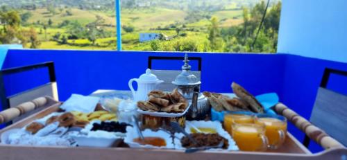 una bandeja de comida en una mesa con comida en house naim, en Chefchaouen