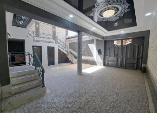 um quarto vazio com uma escada e um edifício em Guesthouse Anora em Samarkand