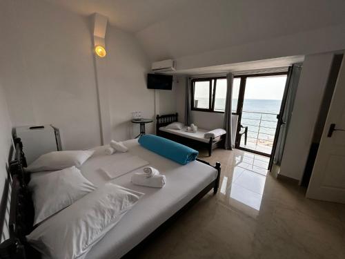 科斯蒂內甚蒂的住宿－S&K Dotro，一间卧室设有一张床,享有海景