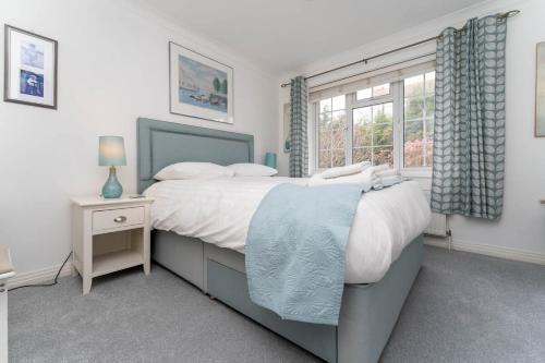 Un dormitorio con una cama grande y una ventana en Fantastic House with Parking & Garden, en Brighton & Hove