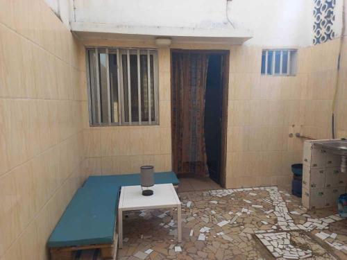 a small room with a small table in a cell at MaisonMina in Dakar