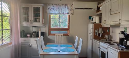 Kuchyň nebo kuchyňský kout v ubytování Alppitalo huoneisto