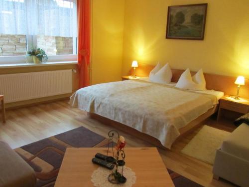 een hotelkamer met een bed en een bank bij Barrierefreie Ferienwohnung mit Terrasse in Kühlungsborn