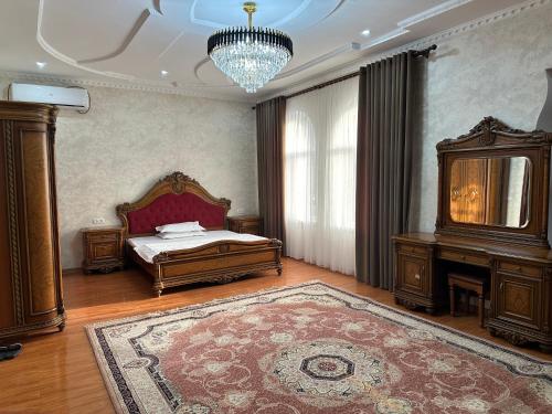 1 dormitorio con cama y alfombra grande en Hello Dushanbe Hostel, en Dushanbe