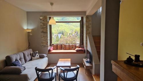 ein Wohnzimmer mit einem Sofa und einem Fenster in der Unterkunft Chalet Mila in Mavrovo-Nationalpark