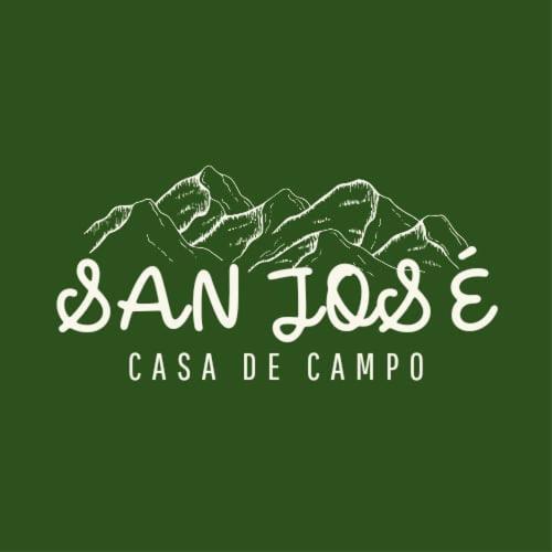 een logo voor een kampeerbedrijf met bergen bij CASA DE CAMPO SAN JOSE in Tinogasta