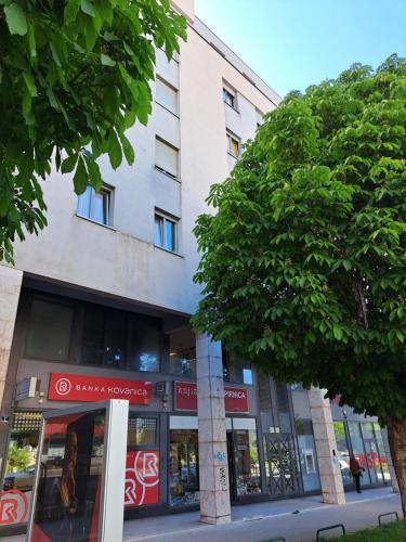 Apartment Holiday in Split, near the old town, three rooms, balcony, garage