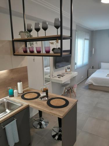 uma cozinha com uma mesa e uma cama num quarto em Cozy Di.Va city centre em Tessalónica