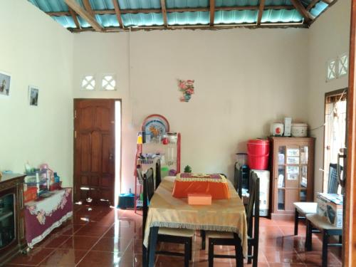 Un comedor con una mesa y sillas. en Homestay Desa Wisata Silokek, en Duriangadang