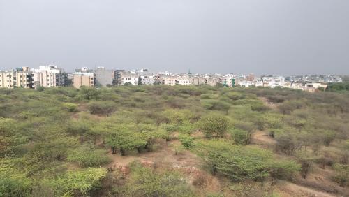 uma vista aérea de uma cidade com edifícios e árvores em Bagpacker Stay em Faridabad