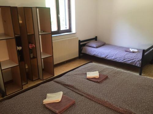 een kamer met twee bedden en twee tapijten erin bij Apartment Cimbora in Koper
