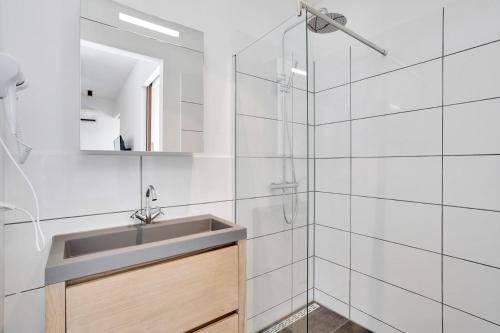 een badkamer met een wastafel en een douche bij Villa Valena Apartment 10 with Cooling Pool in Kralendijk