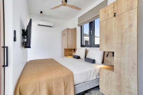 een slaapkamer met een bed en een groot raam bij Villa Valena Apartment 10 with Cooling Pool in Kralendijk