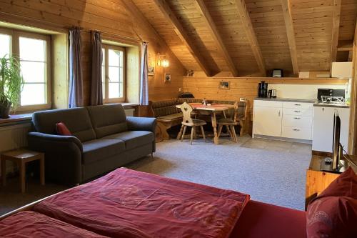 ein Wohnzimmer mit einem Sofa und einem Tisch in der Unterkunft Ferienwohnungen Bernie Schmid in Sonthofen