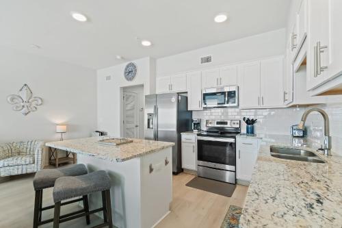 uma cozinha com armários brancos e uma bancada em Sea Glass 405 by Vacation Homes Collection em Gulf Shores