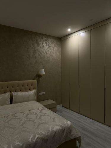 - une chambre avec un lit et une grande armoire dans l'établissement Vilë në Palasë, à Palasë