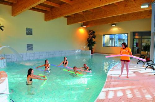 a group of children playing in a swimming pool at VTF Le Bief Rouge in Métabief