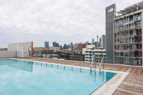 una piscina en la azotea de un edificio en Sydney City - Entire cozy apartment, en Sídney