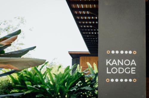 um sinal que diz Kanoosa Lodge na lateral de um edifício em Kanoa Lodge - Adults and 13 plus only em Pavones