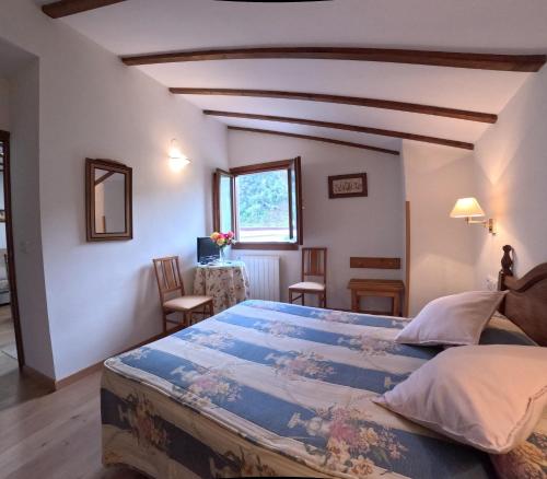 a bedroom with a large bed in a room at Apartamentos Javier in Turieno