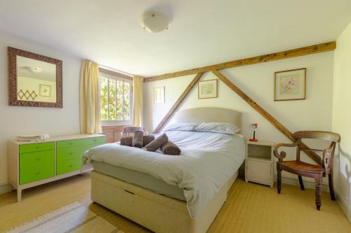 Tempat tidur dalam kamar di Two bedroom dog friendly Cottage very close to the coast