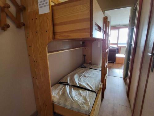 - un petit lit superposé dans une petite chambre dans l'établissement Studio à 500m des pistes, balcon exposé sud, Wifi, animaux admis - FR-1-449-16, à Tignes