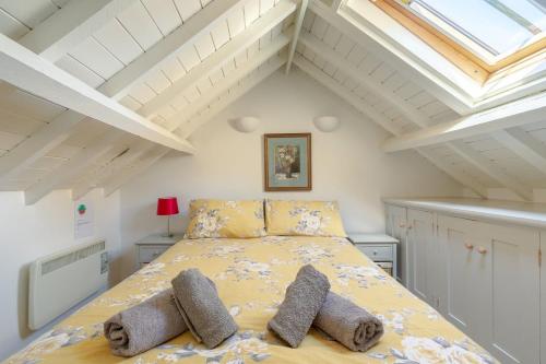 Tempat tidur dalam kamar di Sleeps 4, dog friendly cottage near Norfolk Coast