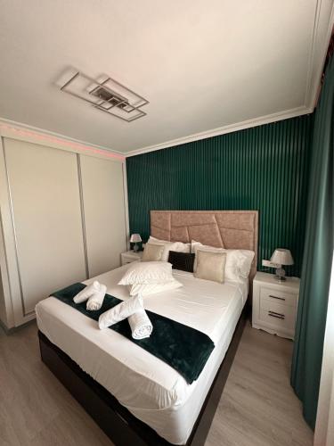 - une chambre avec un grand lit et des serviettes dans l'établissement APARTAMENTO CERCA AL MAR, à Benalmádena