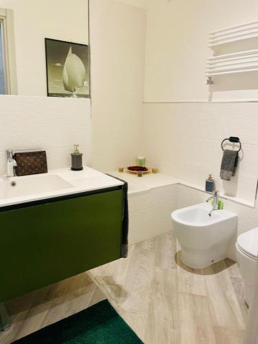 ein Badezimmer mit einem Waschbecken, einem WC und einer Badewanne in der Unterkunft Arenzano - Splendida vista mare in Arenzano