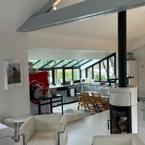 un salon avec cheminée et une cuisine dans l'établissement Maison en bord de rivière de mer, à Le Fenouiller