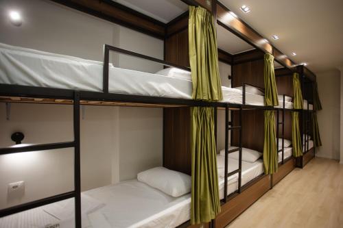 Postel nebo postele na pokoji v ubytování Corner Hostel