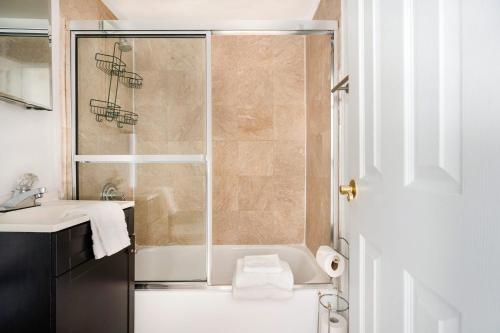 y baño con ducha, aseo y lavamanos. en 350-1A Gramercy New 1BR Sleeps4 Newly Furnished, en Nueva York
