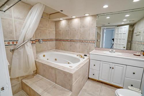 y baño con bañera, lavabo y aseo. en Oceanview Apartment on the beach 123 en Miami Beach