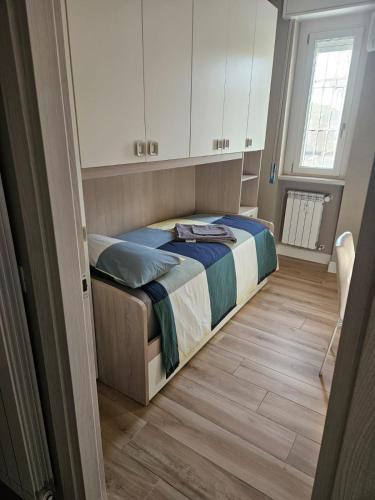 1 dormitorio con 1 cama con edredón azul en Danilo, en Monza