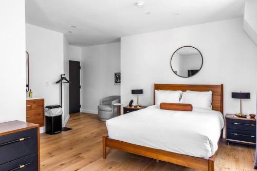 1 dormitorio con 1 cama grande y espejo en Canal View, DTWN Bangor, Steps to great Restaurants, Room # 210, en Bangor