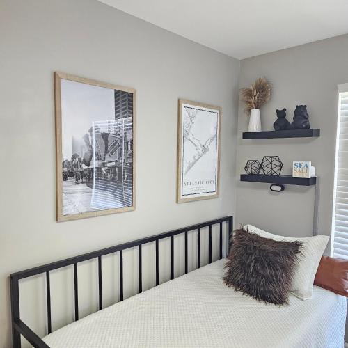 um quarto com uma cama e duas fotografias na parede em Atlantic City Bungalow Retreat em Atlantic City