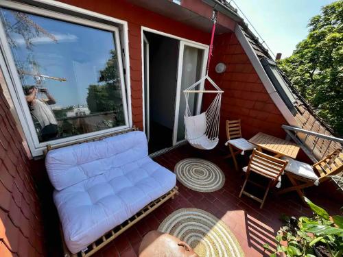 eine Veranda mit einer weißen Couch und einer Hängematte in der Unterkunft Luxurious loft on 2 floors in Köln