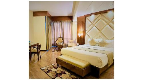 Postel nebo postele na pokoji v ubytování River Grand View Resort and SPA Manali - A River side Property