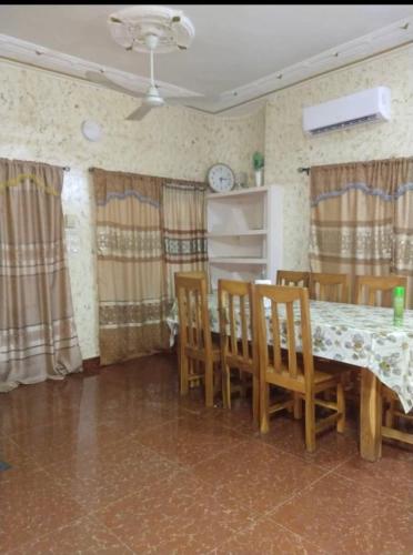 - une salle à manger avec une table et des chaises en bois dans l'établissement Studio meublé, à Abomey-Calavi