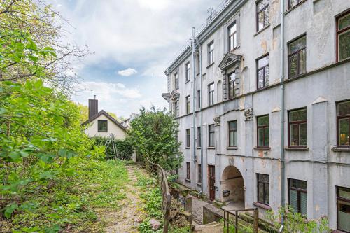 Une allée dans un vieux bâtiment à côté d'une maison dans l'établissement Central Studio Apartments by Hostlovers, à Kaunas