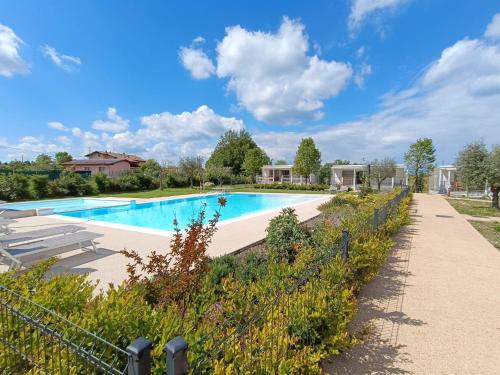 uma piscina num quintal com uma cerca em Agricamping Zanina 9 em Peschiera del Garda